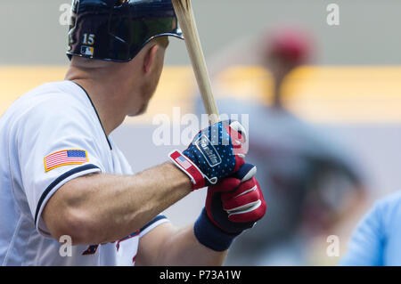 Milwaukee, WI, Stati Uniti d'America. 3 Luglio, 2018. Franklin batting guanti indossati da Milwaukee Brewers catcher Erik Kratz #15 durante il Major League Baseball gioco tra il Milwaukee Brewers e del Minnesota Twins a Miller Park di Milwaukee, WI. John Fisher/CSM/Alamy Live News Foto Stock