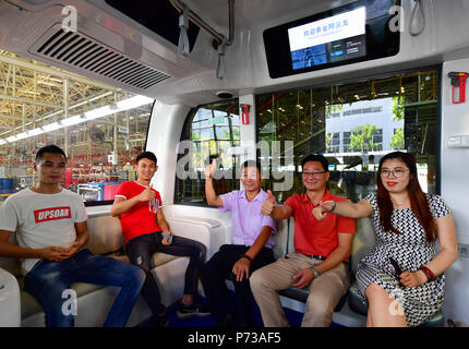 (180704) -- XIAMEN, 4 luglio 2018 (Xinhua) -- passeggeri esperienza bus autonoma "Apolong" in occasione di una cerimonia di produzione di massa di Apolong presso il suo stabilimento di produzione a Xiamen, a sud-est della Cina di provincia del Fujian, 4 luglio 2018. Tech cinese Baidu gigante ha annunciato che la sua nuova sviluppato auto-Bus azionamento potrebbe iniziare la produzione di massa come il centesimo bus è uscito dalla linea di produzione mercoledì nel sud-est della Cina di provincia del Fujian. L'auto-bus di pilotaggio, denominato Apolong, è stato co-sviluppato da Baidu e produttori di veicoli commerciali re a lungo. Il bus che manca di un volante, sedile conducente un Foto Stock