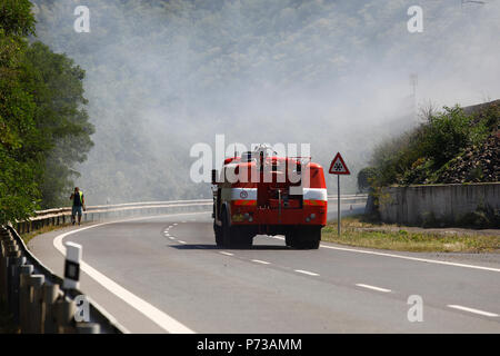 Il fuoco nei pressi di un binario ferroviario di un treno internazionale corridoio tra Usti nad Labem e Lovosice arrestato il trasporto ferroviario in una parte della Repubblica ceca, dal 4 luglio 2018. (CTK foto/Vojtech Hajek) Foto Stock