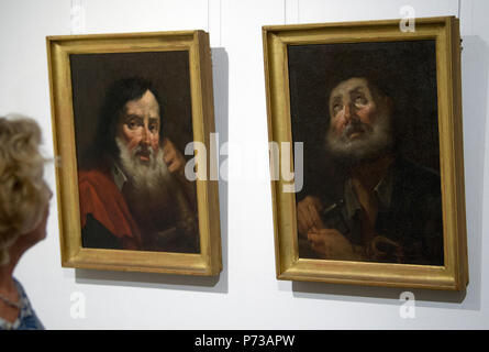 04 luglio 2018, Woerlitz, Germania: le opere "Santo Petrus" (l) e "il santo Paulus" (entrambi1758) dall'artista Angelika Kauffmann (1741-1807) , può essere visto durante un'anteprima nella casa del principe della fondazione culturale Dessau-Wörlitz in Wörlitz. Dal 08 luglio, la fondazione sarà presente una completa rassegna di Svizzera-austria pittore sotto il motto "Angelika Kauffmann - Sconosciuto tesori", che è considerato come un importante rappresentante della classicità. Circa 150 opere d'arte, pitture, la grafica e i documenti scritti, illustrano la diversità del lavoro artistico del dolore Foto Stock