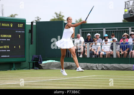 Londra, Regno Unito. 4 luglio 2018, All England Lawn Tennis e Croquet Club di Londra, Inghilterra; Wimbledon Tennis campionati, giorno 3; Madison Keys restituisce diretti a Luksika Kumkhum (THA) Credit: Azione Plus immagini di sport/Alamy Live News Foto Stock