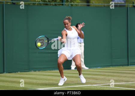 Londra, Regno Unito. 4 luglio 2018, All England Lawn Tennis e Croquet Club di Londra, Inghilterra; Wimbledon Tennis campionati, giorno 3; Madison Keys restituisce diretti a Luksika Kumkhum (THA) Credit: Azione Plus immagini di sport/Alamy Live News Foto Stock