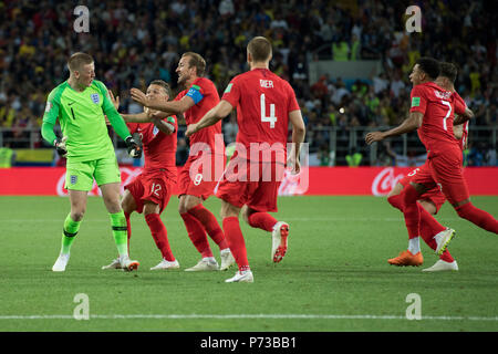 Mosca, Russland. 04 Luglio, 2018. Da sinistra a destra il portiere Giordania PICKFORD (ITA), Kieran TRIPPIER (ITA), Harry KANE (ITA), Eric DIER (ITA), Jesse LINGARD (ITA) celebrare la vittoria sulle sanzioni, giubilo, tifo, tifo, gioia, entusiasmo, celebrare, finale di giubilo, figura intera, Colombia (COL) - Inghilterra (ITA) 3: 4 iE, Round di 16, Gioco 56, su 03.07.2018 a Mosca; Coppa del Mondo di Calcio 2018 in Russia dal 14.06. - 15.07.2018. | Utilizzo di credito in tutto il mondo: dpa/Alamy Live News Foto Stock