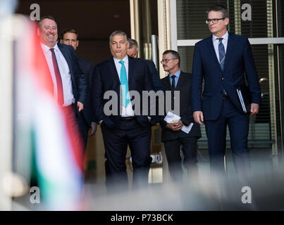 Germania Berlino. 04 Luglio, 2018. Viktor Orban, primo ministro ungherese, entra nella sua Limousine dopo il suo incontro con il presidente del parlamento tedesco Schaeuble presso il Bundestag. Credito: Bernd von Jutrczenka/dpa/Alamy Live News Foto Stock