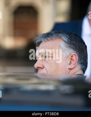 Germania Berlino. 04 Luglio, 2018. Viktor Orban, primo ministro ungherese, entra nella sua Limousine dopo il suo incontro con il presidente del parlamento tedesco Schaeuble presso il Bundestag. Credito: Bernd von Jutrczenka/dpa/Alamy Live News Foto Stock