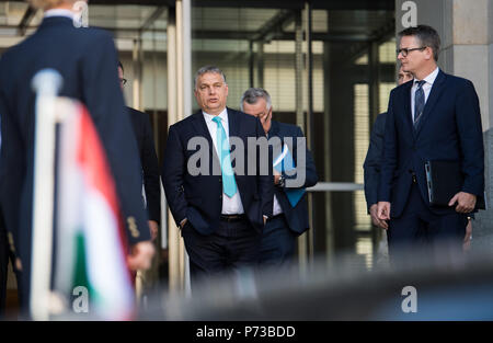 Germania Berlino. 04 Luglio, 2018. Viktor Orban, primo ministro ungherese, entra nella sua Limousine dopo il suo incontro con il presidente del parlamento tedesco Schaeuble presso il Bundestag. Credito: Bernd von Jutrczenka/dpa/Alamy Live News Foto Stock