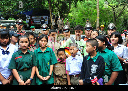 Chiang Rai. 4 Luglio, 2018. Foto scattata il 4 luglio 2018 Mostra gli amici del 12 intrappolato ragazzi di cantare una canzone al di fuori di una grotta in cui 12 giovani calciatori e loro pullman sono intrappolate all'interno, in Mae Sai, provincia di Chiang Rai, nel nord della Thailandia. Nessuno sembra sapere ancora come giorni di maggio potrebbe richiedere fino al 13 adolescenti maschi intrappolato all'interno di una grotta allagata nel nord della Thailandia può essere portato fuori in modo sicuro, secondo un alto funzionario governativo di mercoledì. Credito: Rachen Sageamsak/Xinhua/Alamy Live News Foto Stock