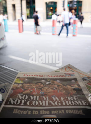 Londra, Inghilterra. 4 luglio 2018. I titoli dei giornali circa l'Inghilterra del team di successo in Coppa del Mondo sono dappertutto a Londra la metropolitana. ©Tim anello/Alamy Live News Foto Stock