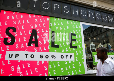 Oxford Street a Londra. Regno Unito 4 Luglio 2018 - vendite estate in Topshop store su Oxford Street con fino al 50% di sconto. Gli amanti dello shopping a piedi passato l'estate vendita window display nei negozi di Oxford Street a Londra west end. Credito: Dinendra Haria/Alamy Live News Foto Stock