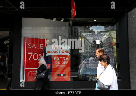 Oxford Street a Londra. Regno Unito 4 Luglio 2018 - vendite estate in House of Fraser store su Oxford Street con fino al 70%. Gli amanti dello shopping a piedi passato l'estate vendita window display nei negozi di Oxford Street a Londra west end. Credito: Dinendra Haria/Alamy Live News Foto Stock