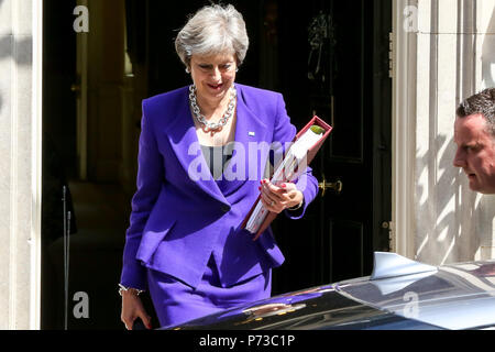 Downing Street. Londra. Regno Unito 4 Luglio 2018 - La Gran Bretagna è il primo ministro Theresa Maggio indossando un perno NHS per contrassegnare il settantesimo del Servizio Sanitario Nazionale si discosta dal n. 10 di Downing Street per frequentare i Primi Ministri domande (PMQs) alla House of Commons. Credito: Dinendra Haria/Alamy vivere nuove Foto Stock