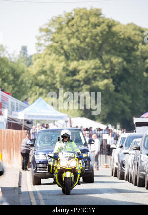 Worcester, Regno Unito. 4 Luglio, 2018. Princess Anne lasciando Worcester Racecourse oggi. La sua visita oggi segnato il Worcester Racecourse di trecento anni di storia di gara. Princess Anne stessa aveva precedentemente ha corso e vinto qui torna nel 1987 sul suo cavallo, Croc Na Cuille. Credito: Lee Hudson/Alamy Live News Foto Stock