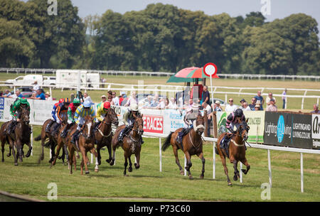 Worcester, Regno Unito. 4 Luglio, 2018. Princess Anne visite Worcester Racecourse oggi. La sua visita oggi segnato il Worcester Racecourse di trecento anni di storia di gara. Qui possiamo vedere il primo vincitore di gara della giornata. Credito: Lee Hudson/Alamy Live News Foto Stock