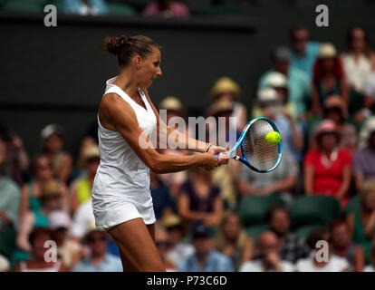 Londra, Inghilterra - Luglio 4th, 2018. Wimbledon Tennis: Karolina Pliskova della Repubblica ceca durante il suo match contro Victoria Azarenka di Bielorussia sul Centre Court nel secondo round di Wimbledon oggi. Pliskova ha vinto in retta fissa. Credito: Adam Stoltman/Alamy Live News Foto Stock