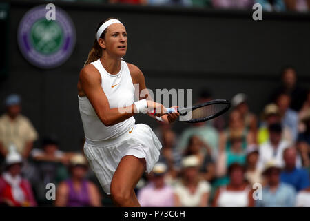 Londra, Inghilterra - Luglio 4th, 2018. Wimbledon Tennis: Victoria Azarenka della Bielorussia durante la sua partita contro il Karolina Pliskova sul Centre Court nel secondo round di Wimbledon oggi. Pliskova ha vinto in retta fissa. Credito: Adam Stoltman/Alamy Live News Foto Stock