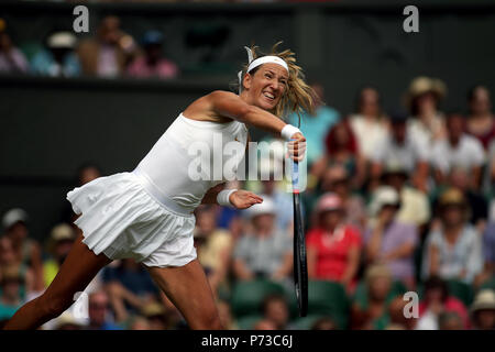 Londra, Inghilterra - Luglio 4th, 2018. Wimbledon Tennis: Victoria Azarenka della Bielorussia durante la sua partita contro il Karolina Pliskova sul Centre Court nel secondo round di Wimbledon oggi. Pliskova ha vinto in retta fissa. Credito: Adam Stoltman/Alamy Live News Foto Stock