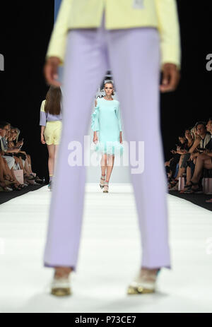 Germania Berlino. 04 Luglio, 2018. Modelli presente la linea di abbigliamento del designer Riani. 2019 Primavera ed Estate collezioni sarà illustrato alla settimana della moda di Berlino. Credito: Britta Pedersen/dpa/Alamy Live News Foto Stock