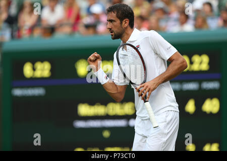 Londra, Regno Unito. 4 luglio 2018, All England Lawn Tennis e Croquet Club di Londra, Inghilterra; Wimbledon Tennis campionati, giorno 3; Marin CILIC di Croazia celebra un punto importante contro la pella di credito Argentina: Azione Plus immagini di sport/Alamy Live News Foto Stock