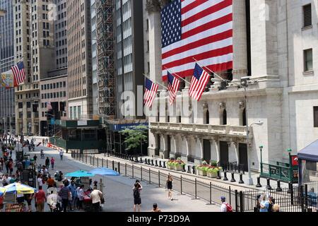 New York, NY, STATI UNITI D'AMERICA. 4th. Luglio, 2018. Il quarto di luglio è anche noto come giorno di indipendenza. Giorno di indipendenza commemora la firma e l'adozione della dichiarazione di indipendenza il 4 luglio 1776, che ha dato le colonie di indipendenza. I Newyorkesi e i visitatori della città accorrevano al 9/11 Memorial e Wall Street in Lower Manhattan nella celebrazione del 242ND. anniversario su 4th. Luglio, 2018. © 2018 G. Ronald Lopez/DigiPixsAgain.us/Alamy Live News Foto Stock