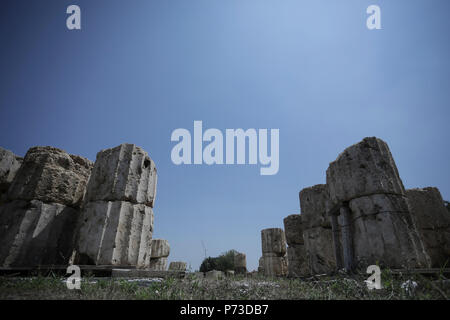 (180704) -- VERGINA (Grecia), 4 luglio 2018 (Xinhua) -- Foto scattata il 4 luglio 2018 mostra le rovine del palazzo di Aigai, Vergina, Grecia. Aigai palace, uno dei più grandi e più importanti edifici della Grecia classica, è stato recentemente aperto al pubblico. (Xinhua/Dimitris Tosidis) Foto Stock