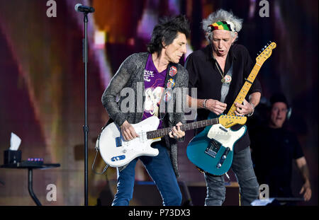 Praga, Repubblica Ceca. 04 Luglio, 2018. Da sinistra i Rolling Stones' chitarristi Ron Wood e Keith Richards eseguire durante il loro concerto a Praga, mercoledì 4 luglio 2018, come una parte europea di nessun filtro tour. Credito: Vit Simanek/CTK foto/Alamy Live News Foto Stock