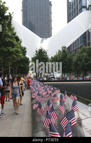 La città di New York, New York, Stati Uniti d'America. 4 Luglio, 2018. Il quarto di luglio è anche noto come giorno di indipendenza. Giorno di indipendenza commemora la firma e l'adozione della dichiarazione di indipendenza il 4 luglio 1776, che ha dato le colonie di indipendenza. I Newyorkesi e i visitatori della città accorrevano al 9/11 Memorial e Wall Street in Lower Manhattan nella celebrazione del 242ND. anniversario su 4th. Luglio, 2018. Credito: G. Ronald Lopez/ZUMA filo/Alamy Live News Foto Stock