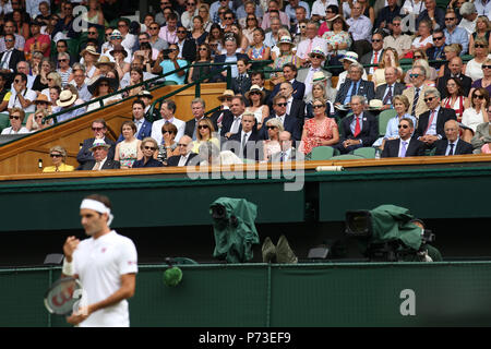 Londra, Inghilterra - Luglio 04: Carole e Michael Middleton frequentare la terza giornata del torneo di Wimbledon Tennis campionati a tutti England Lawn Tennis e Croquet Club il 4 luglio 2018 a Londra, Inghilterra Persone: Carole e Michael Middleton Foto Stock