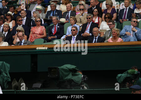 Londra, Inghilterra - Luglio 04: Carole e Michael Middleton frequentare la terza giornata del torneo di Wimbledon Tennis campionati a tutti England Lawn Tennis e Croquet Club il 4 luglio 2018 a Londra, Inghilterra Persone: Carole e Michael Middleton Foto Stock