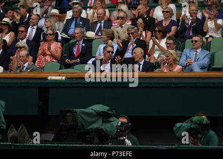 Londra, Inghilterra - Luglio 04: Carole e Michael Middleton frequentare la terza giornata del torneo di Wimbledon Tennis campionati a tutti England Lawn Tennis e Croquet Club il 4 luglio 2018 a Londra, Inghilterra Persone: Carole e Michael Middleton Foto Stock