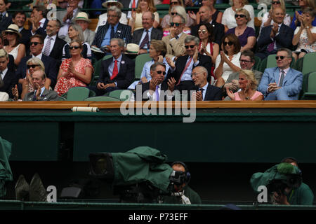 Londra, Inghilterra - Luglio 04: Carole e Michael Middleton frequentare la terza giornata del torneo di Wimbledon Tennis campionati a tutti England Lawn Tennis e Croquet Club il 4 luglio 2018 a Londra, Inghilterra Persone: Carole e Michael Middleton Foto Stock