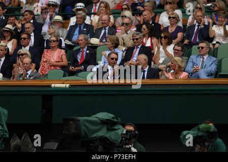 Londra, Inghilterra - Luglio 04: Carole e Michael Middleton frequentare la terza giornata del torneo di Wimbledon Tennis campionati a tutti England Lawn Tennis e Croquet Club il 4 luglio 2018 a Londra, Inghilterra Persone: Carole e Michael Middleton Foto Stock