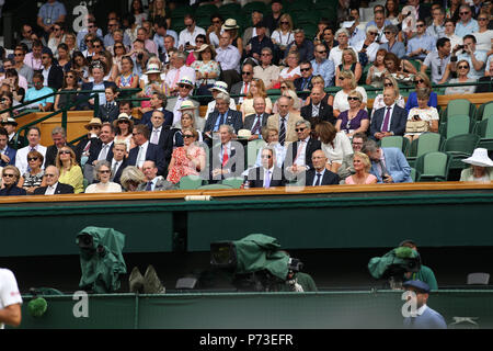 Londra, Inghilterra - Luglio 04: Carole e Michael Middleton frequentare la terza giornata del torneo di Wimbledon Tennis campionati a tutti England Lawn Tennis e Croquet Club il 4 luglio 2018 a Londra, Inghilterra Persone: Carole e Michael Middleton Foto Stock