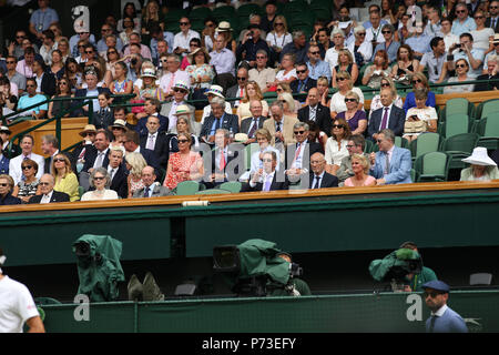 Londra, Inghilterra - Luglio 04: Carole e Michael Middleton frequentare la terza giornata del torneo di Wimbledon Tennis campionati a tutti England Lawn Tennis e Croquet Club il 4 luglio 2018 a Londra, Inghilterra Persone: Carole e Michael Middleton Foto Stock