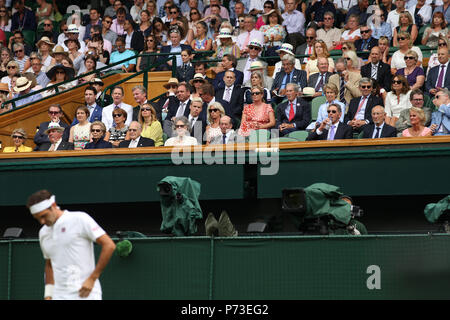 Londra, Inghilterra - Luglio 04: Carole e Michael Middleton frequentare la terza giornata del torneo di Wimbledon Tennis campionati a tutti England Lawn Tennis e Croquet Club il 4 luglio 2018 a Londra, Inghilterra Persone: Carole e Michael Middleton Foto Stock