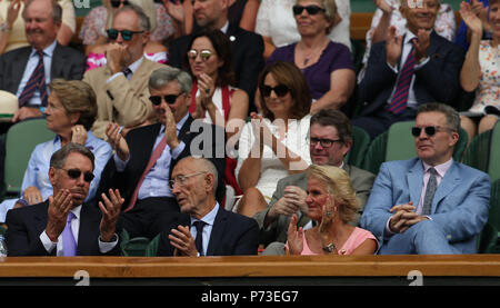 Londra, Inghilterra - Luglio 04: Larry Ellison, Carole e Michael Middleton frequentare la terza giornata del torneo di Wimbledon Tennis campionati a tutti England Lawn Tennis e Croquet Club il 4 luglio 2018 a Londra, Inghilterra Persone: Larry Ellison, Carole e Michael Middleton Foto Stock