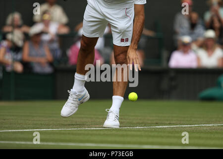 Londra, Inghilterra - Luglio 04: Roger Federer frequentare la terza giornata del torneo di Wimbledon Tennis campionati a tutti England Lawn Tennis e Croquet Club il 4 luglio 2018 a Londra, Inghilterra Persone: Roger Federer Foto Stock