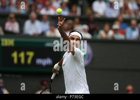 Londra, Inghilterra - Luglio 04: Roger Federer frequentare la terza giornata del torneo di Wimbledon Tennis campionati a tutti England Lawn Tennis e Croquet Club il 4 luglio 2018 a Londra, Inghilterra Persone: Roger Federer Foto Stock