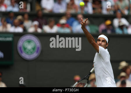 Londra, Inghilterra - Luglio 04: Roger Federer frequentare la terza giornata del torneo di Wimbledon Tennis campionati a tutti England Lawn Tennis e Croquet Club il 4 luglio 2018 a Londra, Inghilterra Persone: Roger Federer Foto Stock