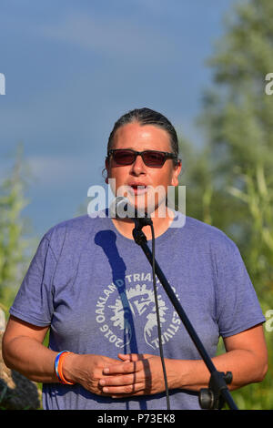 County Tyrone, Regno Unito. 4 Luglio, 2018. Chas Jewett, Cheyenne fiume tribù Sioux e Standing Rock indiano prenotazione Acqua protettore contro gli oleodotti che passa attraverso le loro terre native, condivide le storie della sua tribù lotta e condivide una celebrazione della cultura e della natura con alcune dell'Irlanda leader di gruppi di attivisti per la lotta contro la distruzione della terra. County Tyrone: UK:4 luglio 2018 Credit: Mark inverno/Alamy Live News Foto Stock