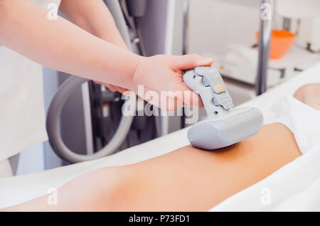 Massaggio a vuoto dell'addome di una giovane ragazza. Cosmetologia strumentale. Spa Studio. Il ringiovanimento della pelle e di serraggio Foto Stock