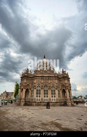 Ampio angolo di immagini di Mahabat Maqbara una tomba di tempi di Mughal, un patrimonio abbandonato monumento di architettura a Junagadh, Gujarat, India - drammatico nuvole Foto Stock