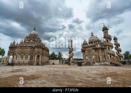 Ampio angolo di immagini di Mahabat Maqbara una tomba di tempi di Mughal, un patrimonio abbandonato monumento di architettura a Junagadh, Gujarat, India - drammatico nuvole Foto Stock