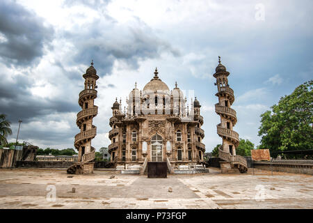 Ampio angolo di immagini di Mahabat Maqbara una tomba di tempi di Mughal, un patrimonio abbandonato monumento di architettura a Junagadh, Gujarat, India - drammatico nuvole Foto Stock