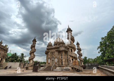 Ampio angolo di immagini di Mahabat Maqbara una tomba di tempi di Mughal, un patrimonio abbandonato monumento di architettura a Junagadh, Gujarat, India - drammatico nuvole Foto Stock