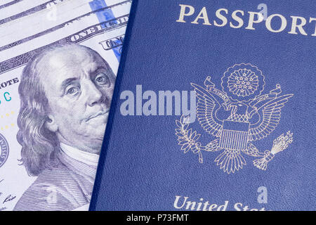 Stati Uniti d'America Passaporto con denaro contante isolato su uno sfondo bianco. Foto Stock