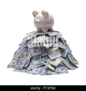 Pila di denaro con il porcellino salvadanaio in cima isolata su bianco. Foto Stock
