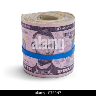 Cinque le fatture del dollaro in un rotolo con fascia di gomma isolato su bianco. Foto Stock