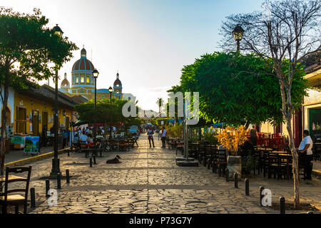 Granada, Nicaragua. Febbraio 7, 2018. Una linea di ristoranti, guide turistiche e animatori dietro la Cattedrale di Granada, un tipico turismo hotspot Foto Stock