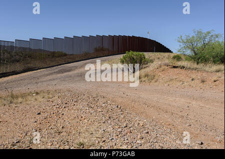 Tipo Bollard recinzione di confine a circa un miglio ad ovest di Nogales (Mariposa) porto di entrata, Nogales Arizona Foto Stock