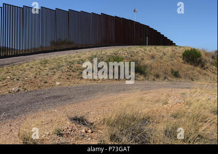 Tipo Bollard recinzione di confine a circa un miglio ad ovest di Nogales (Mariposa) porto di entrata, Nogales Arizona Foto Stock